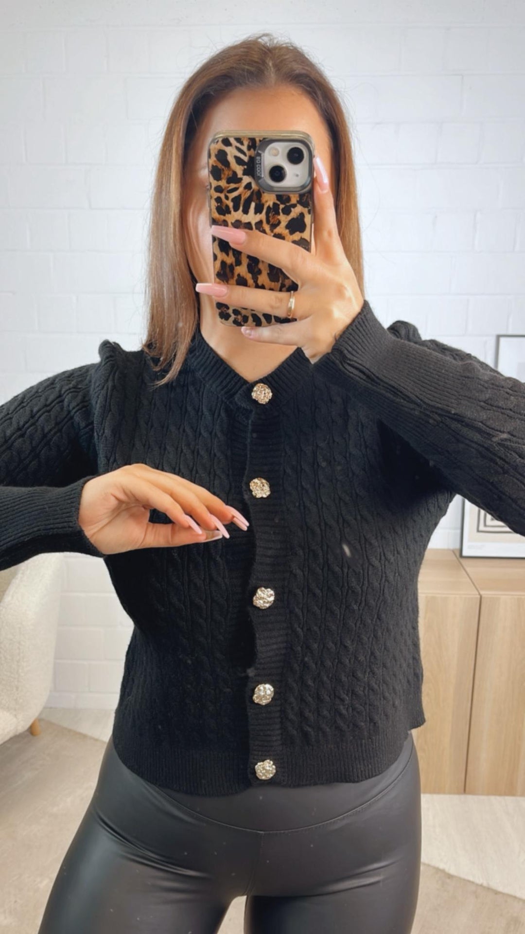 Oberteil / Jacke mit Zopfmuster und goldenen Knöpfen / schwarz Art. 12838