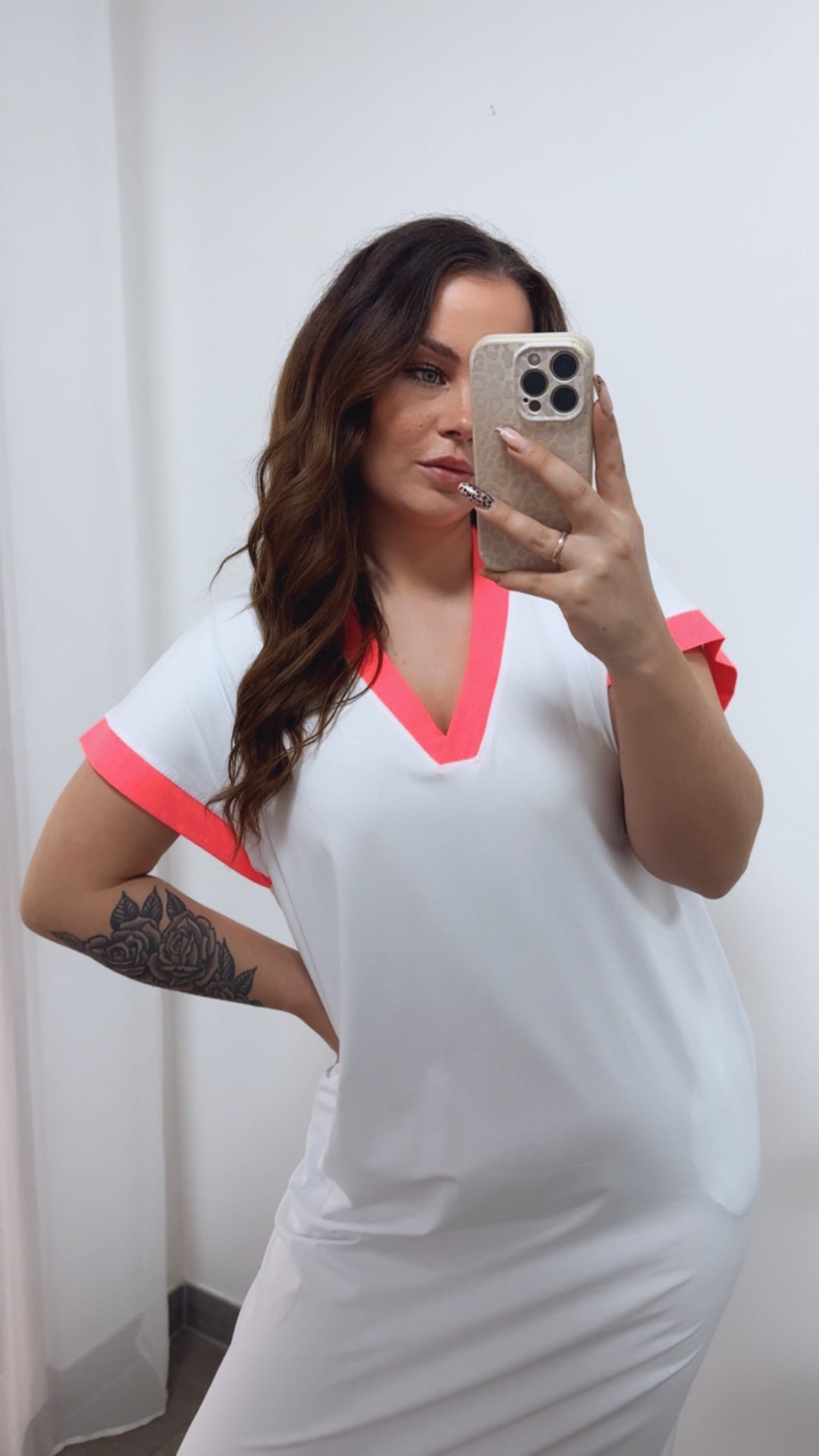 (Maxi-) T-shirt Kleid mit Schlitz auf Rückseite / weiss - neon pink Art. 14369