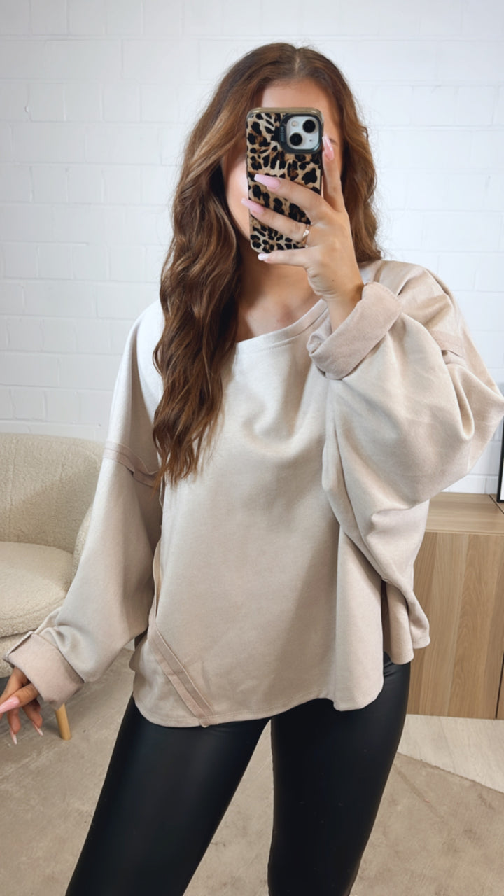 Sweater mit aufgesetzten Nähten / beige Art. 12544