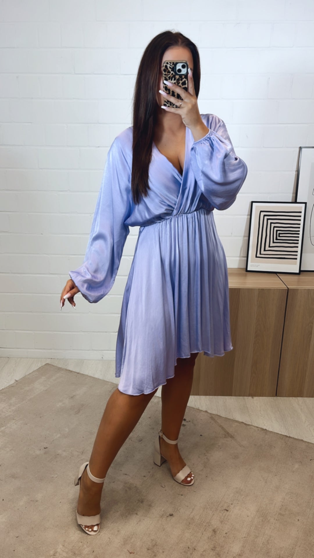 leicht fallendes, schickeres Kleid mit V-Ausschnitt, Seidenoptik / flieder Art. 11255