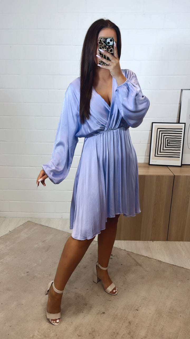 leicht fallendes, schickeres Kleid mit V-Ausschnitt, Seidenoptik / flieder Art. 11255