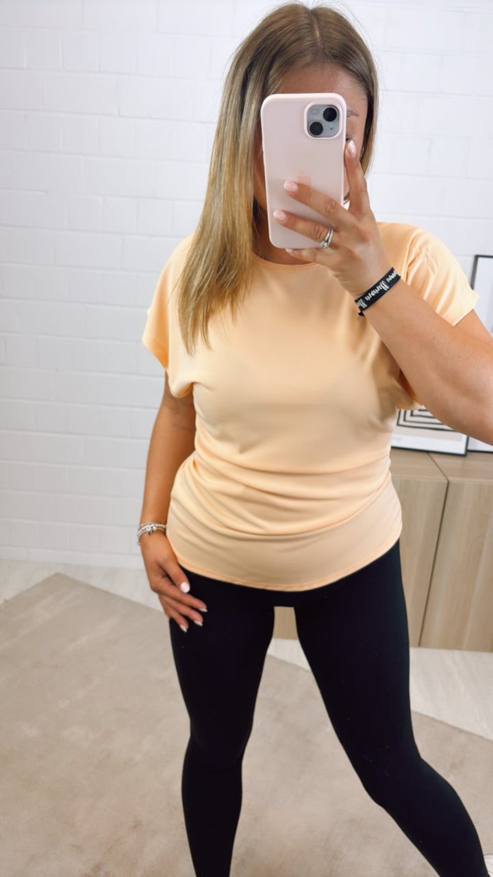 T-shirt mit seitlicher Raffung / soft apricot Art. 10840