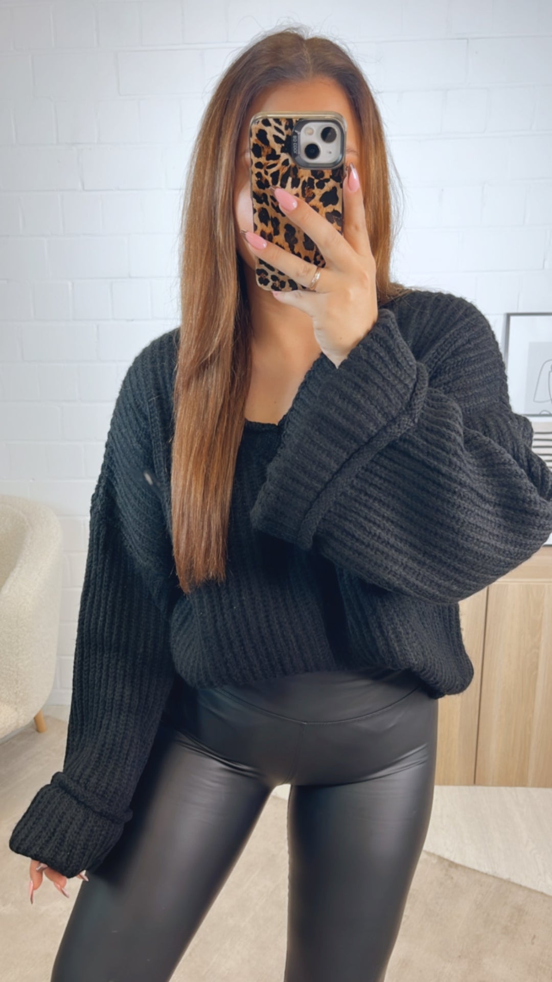 Pullover mit umgeschlagenen Ärmeln / schwarz Art. 12793