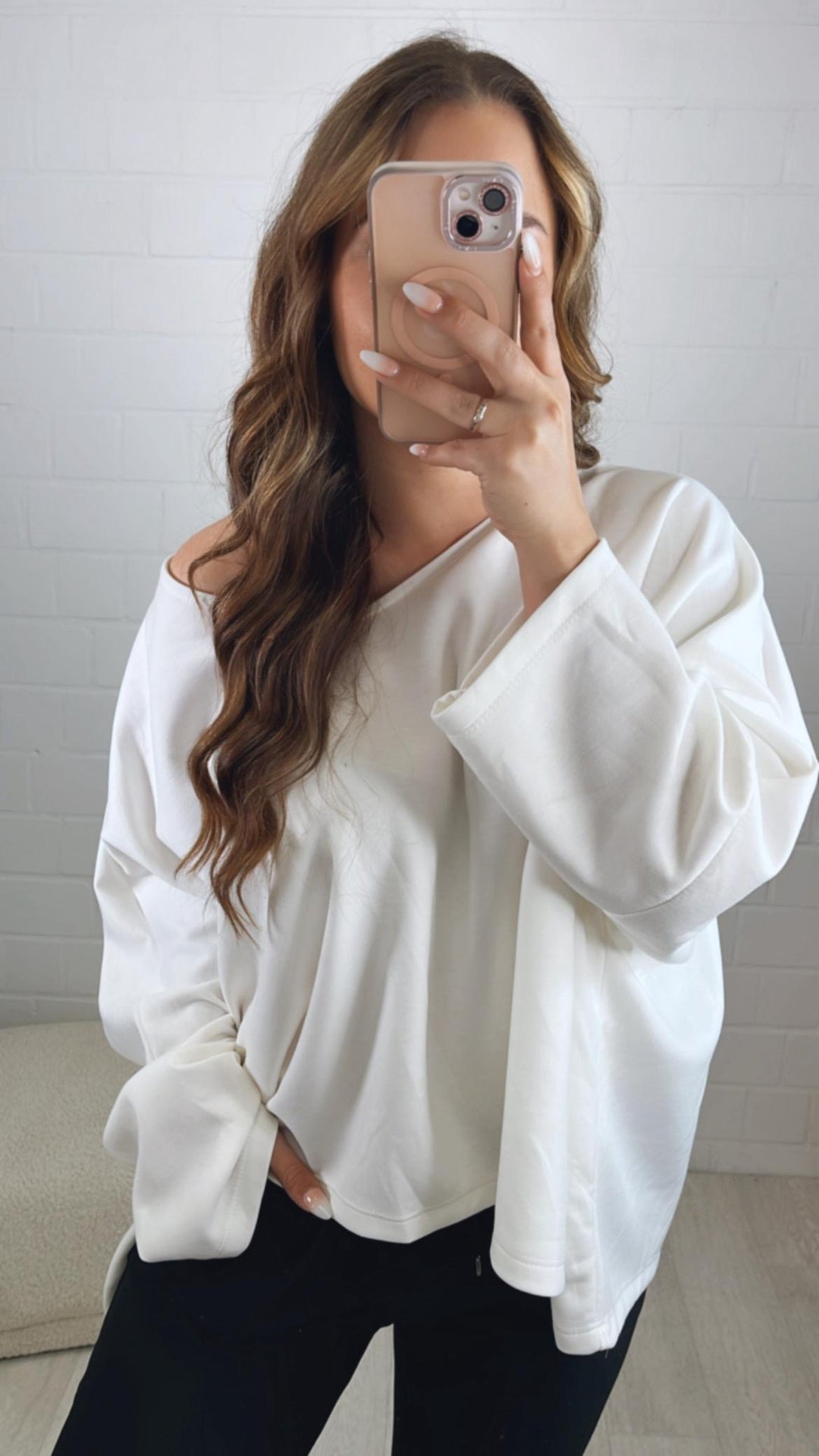 Oversize Sweater mit V-Ausschnitt / weiss Art. 10061