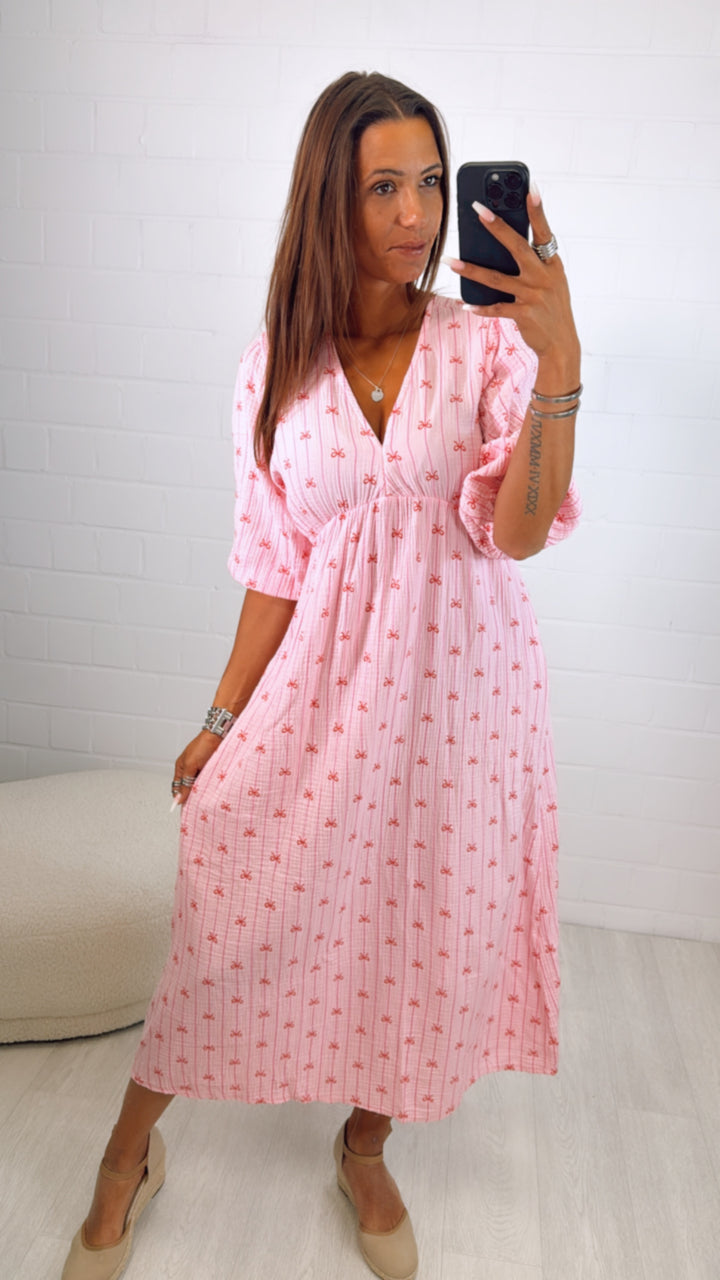 SCHLEIFEN (Midi-) Musselin Kleid, V-Ausschnitt, 3/4 - Ärmel / rosa - pink - rot Art. 10100