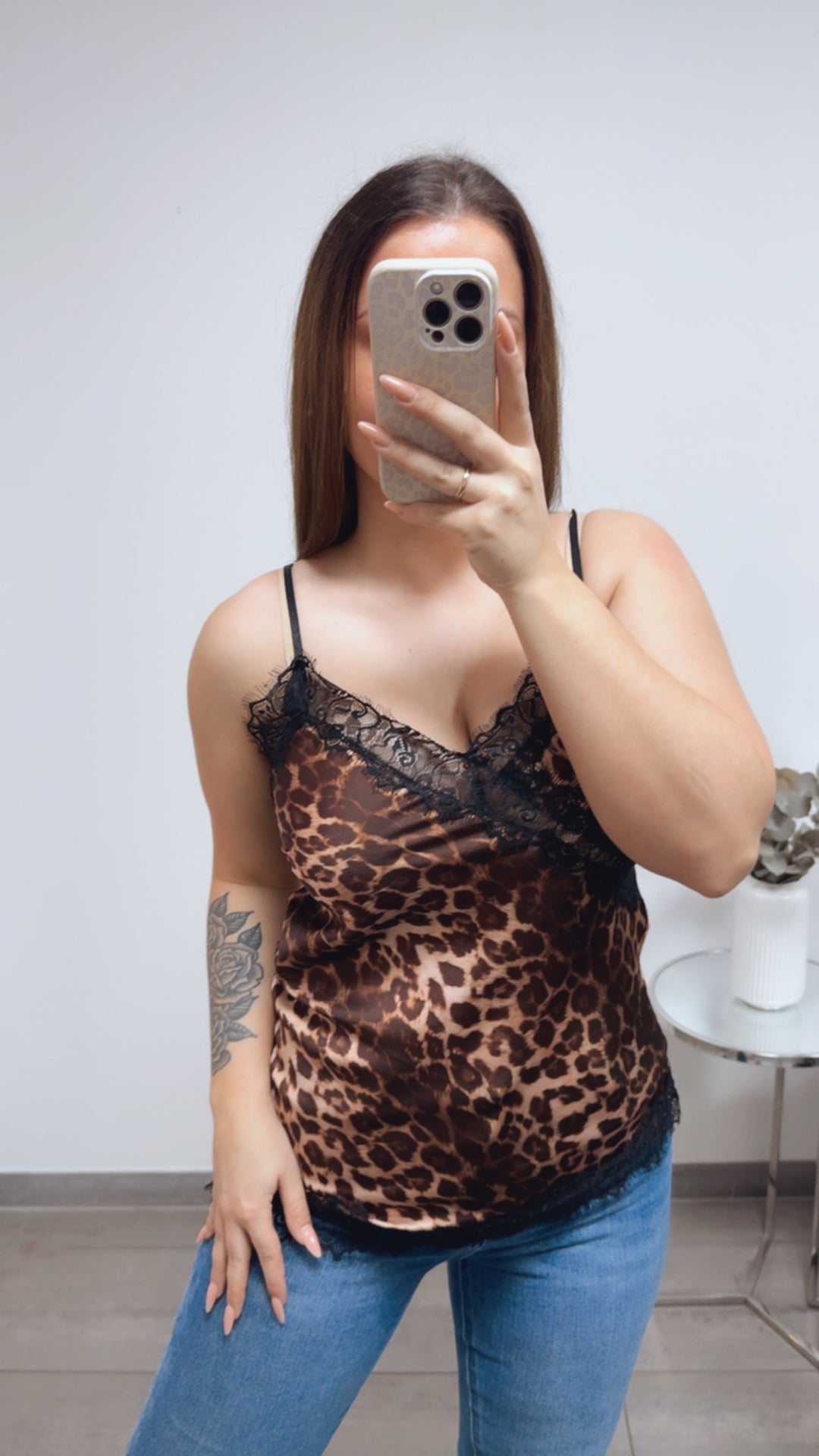 SPITZEN Top in SATIN Optik, asymmetrischer Schnitt / Leo - schwarz Art. 13799