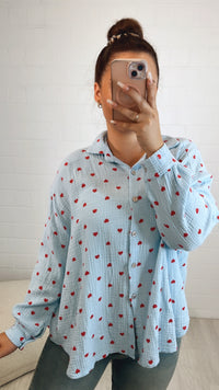 HERZEN KURZE Oversize Musselin Bluse / hell blau - rot Art. 10441