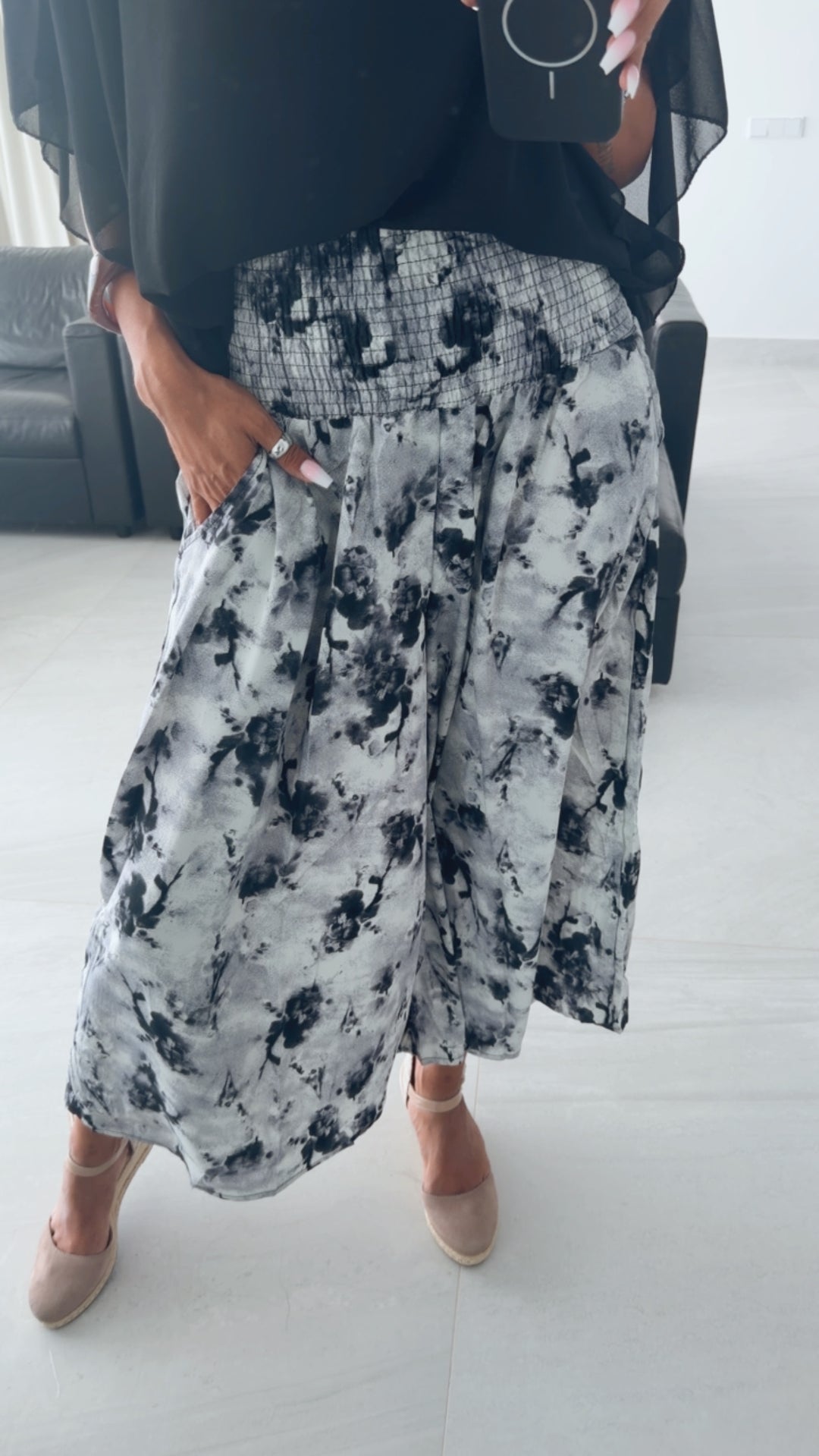 SMOK BUND Midi Palazzo Hose mit abstrakten Print / schwarz - taupe - weiss Art. 15905