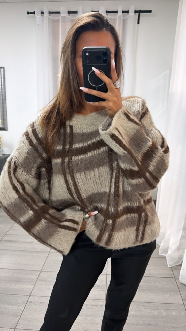 Mega flauschiger Strick Pullover mit Karo-Muster / beige - braun Art.16316