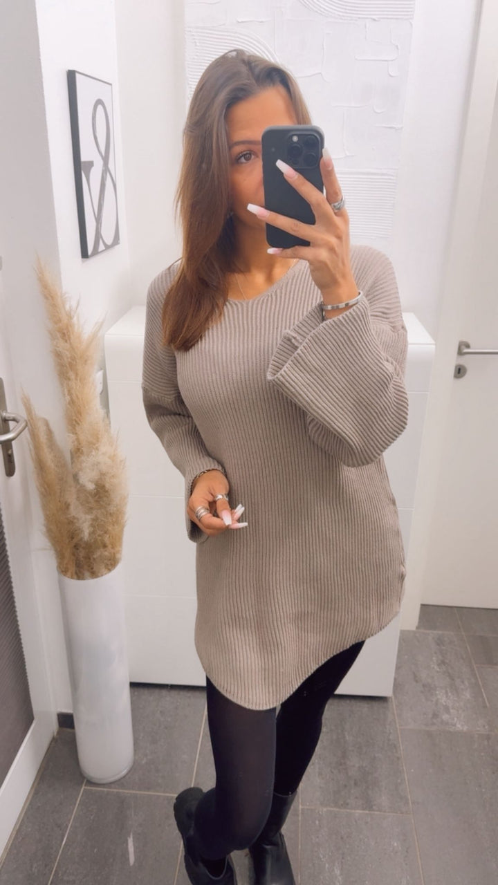 gradliniges Strick Kleid mit weitem Arm, V-Ausschnitt / taupe Art. 12772