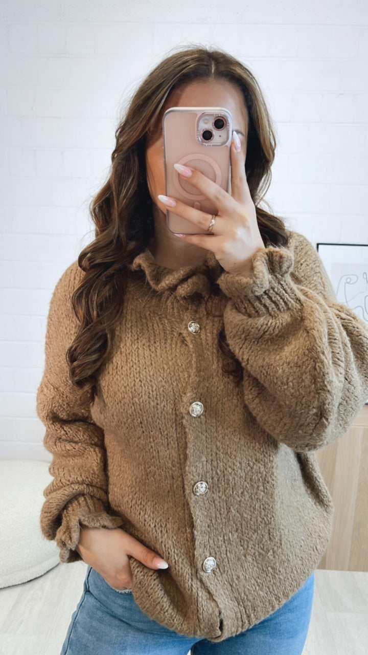Strick Cardigan mit Volant Kragen, goldene Knöpfe / light camel Art. 9420