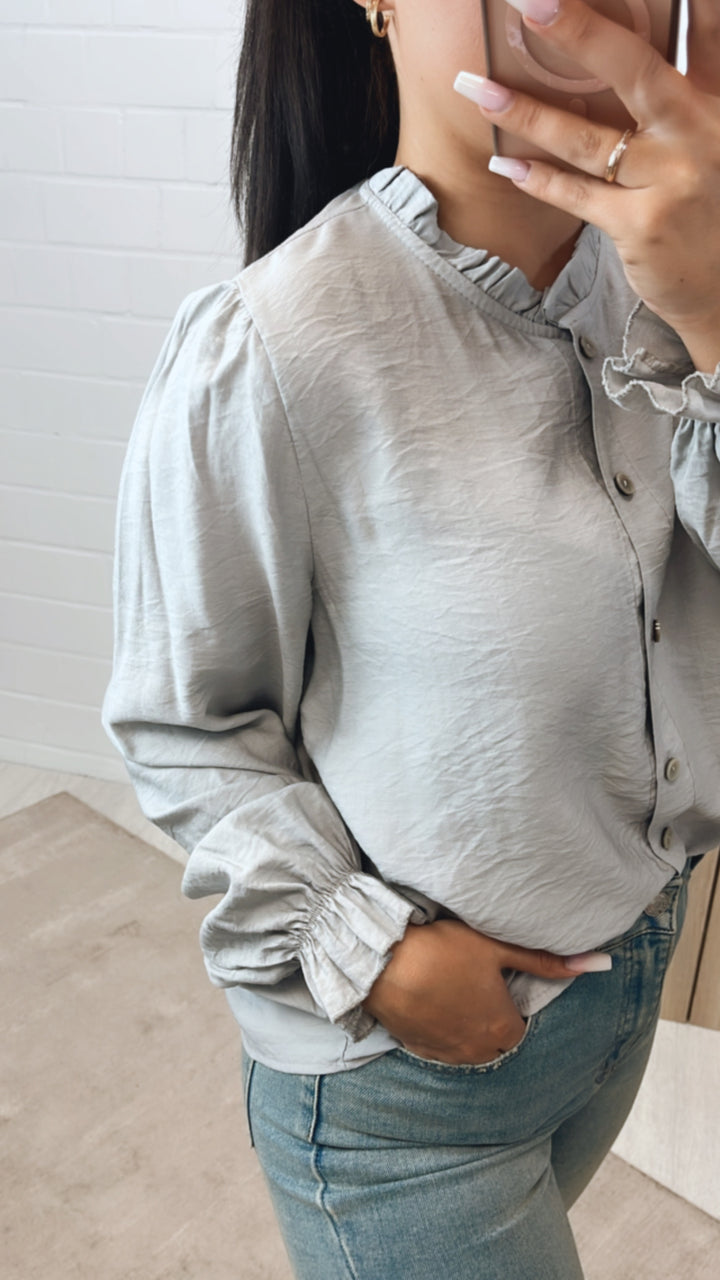 schmale Bluse mit Volant Ausschnitt / mittel grau Art. 10785