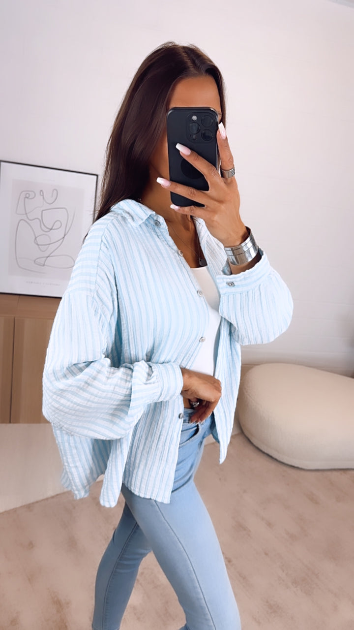 KURZE Oversize Musselin Bluse, breite Streifen / hell blau - weiss Art. 6516