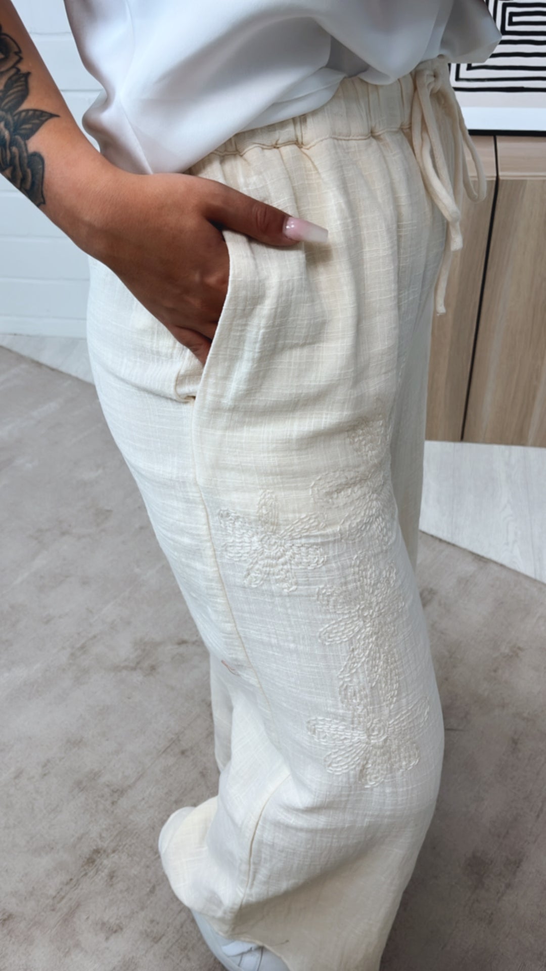 lockere Baumwoll Hose, Blumen Stickerei / beige Art. 10804