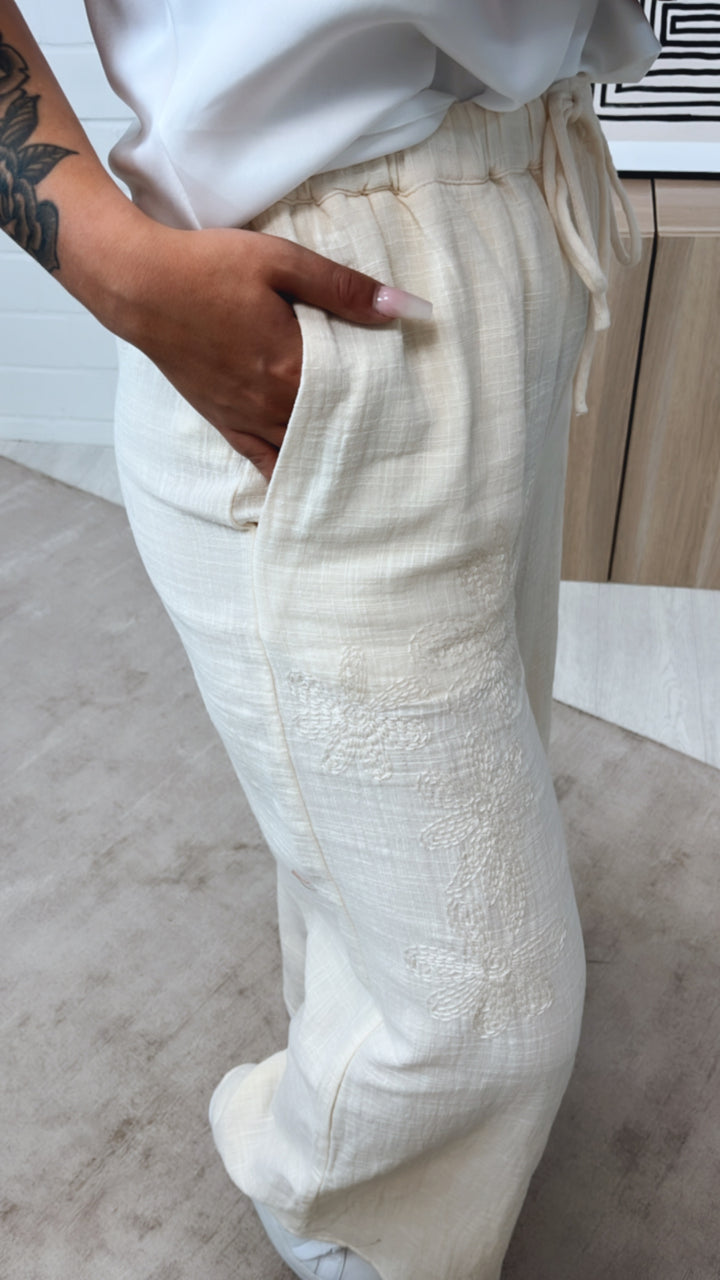 lockere Baumwoll Hose, Blumen Stickerei / beige Art. 10804