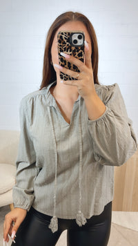 schmale, romantisch verspielte Bluse / taupe Art. 12414