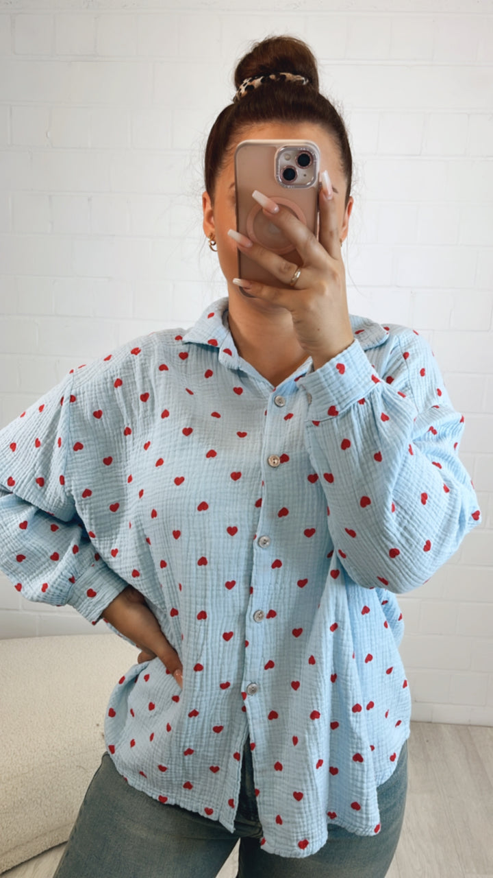 HERZEN KURZE Oversize Musselin Bluse / hell blau - rot Art. 10441