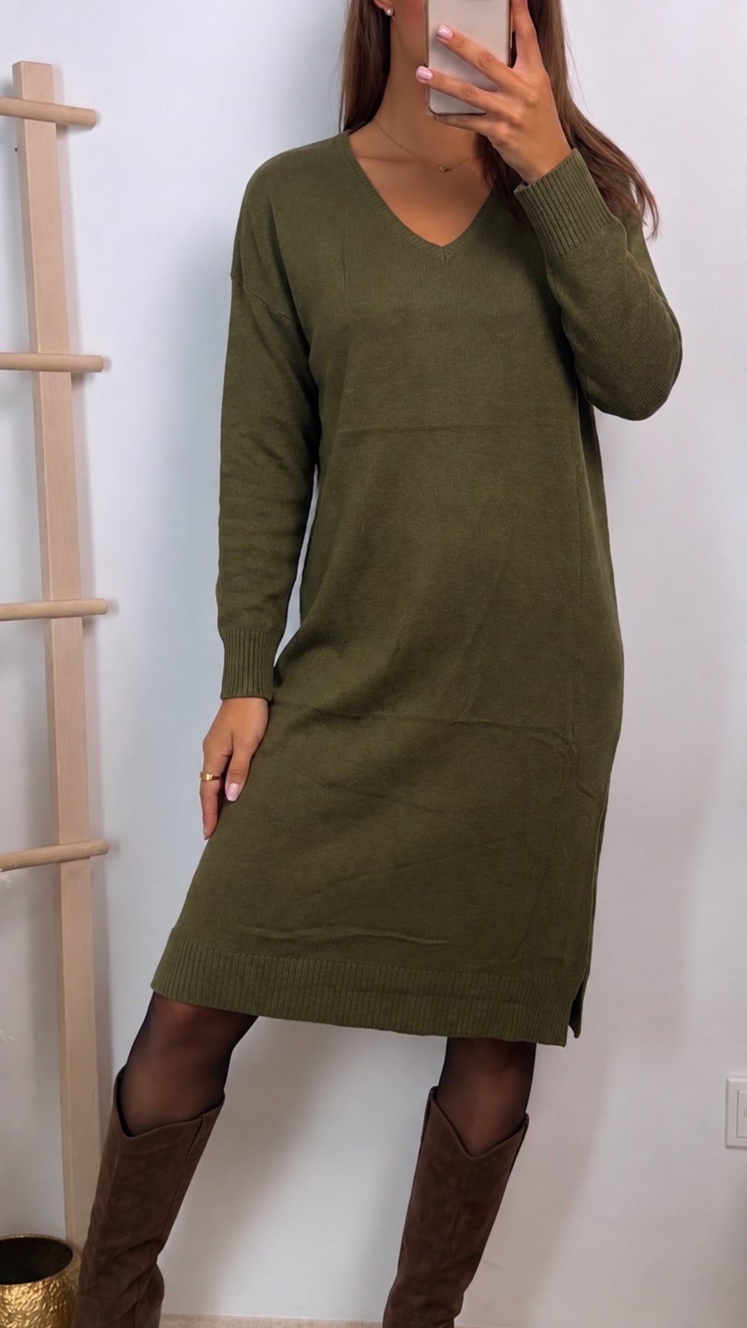 gradliniges Strick Kleid, V-Ausschnitt / khaki Art. 16131