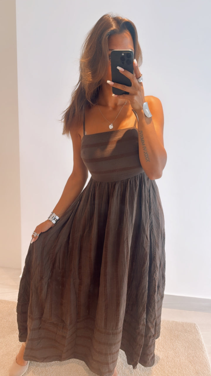 RÜCKEN CUT - OUT (Maxi-) Musselin Kleid / mokka - dunkel braun Art. 10936