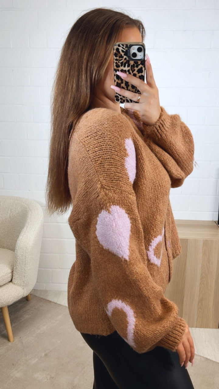 HERZEN Cardigan mit bunten Knöpfen / camel - flieder Art. 12535