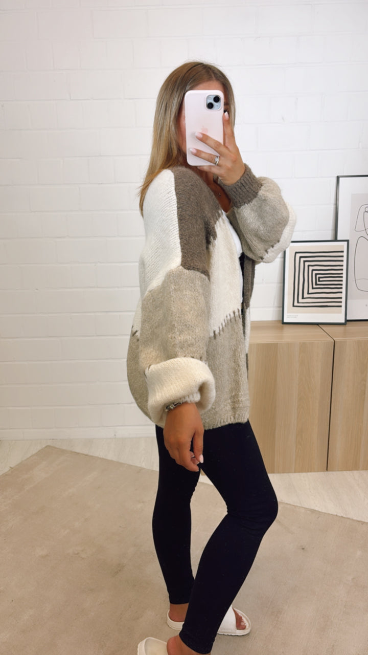 kurzer, mehrfarbiger Strick Cardigan / braun - creme - beige Art. 11005