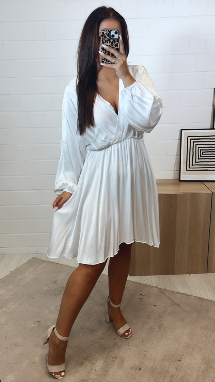 leicht fallendes, schickeres Kleid mit V-Ausschnitt, Seidenoptik / weiss Art. 11252