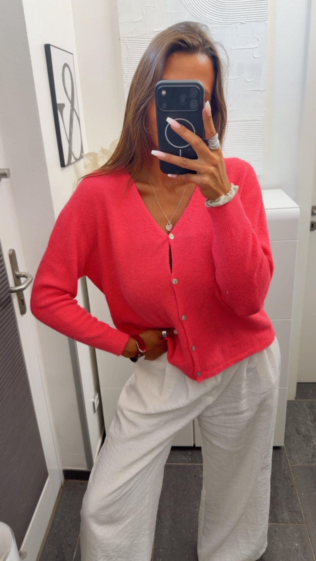 Weiche Strickjacke mit V-Ausschnitt, kleine Knöpfe / neon Pink Art. 16113