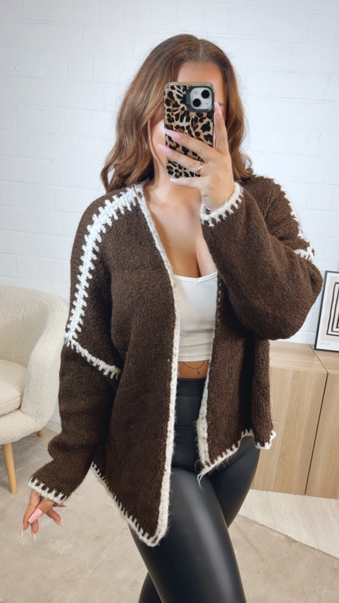 Cardigan mit abgesetzter Naht / schoko braun - wollweiss Art. 12582