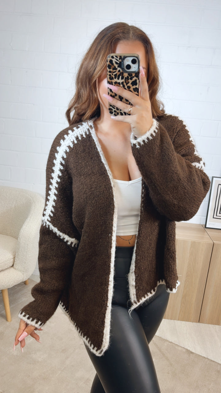 Cardigan mit abgesetzter Naht / schoko braun - wollweiss Art. 12582