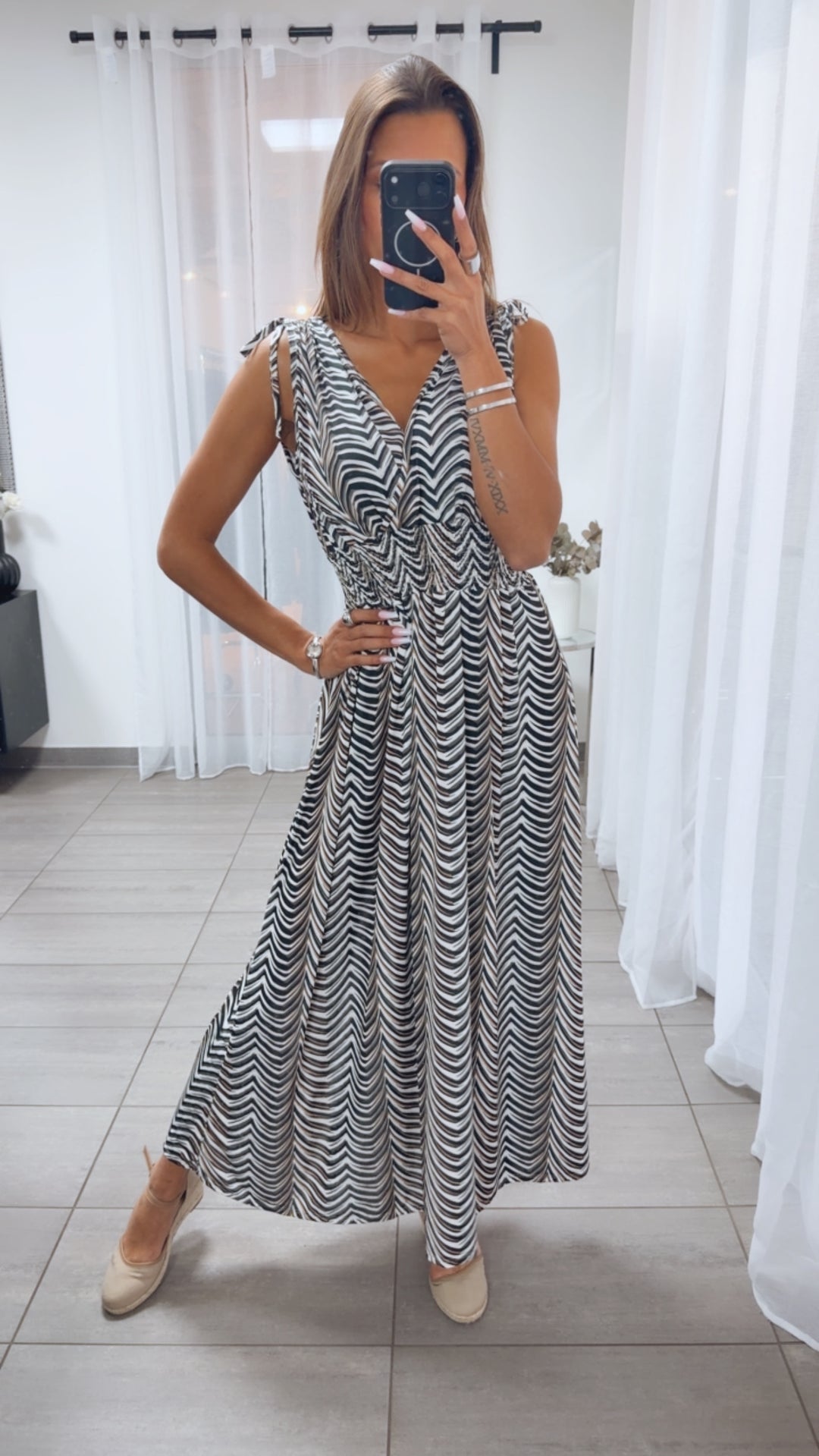 MAXI LINIEN Kleid mit breiten Trägern und geraffter Taille / schwarz - beige - weiß Art.15058