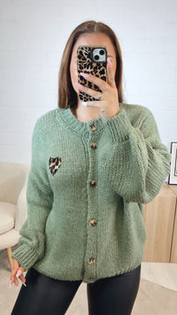 Strick Cardigan mit Leo Herz / khaki - salbei Art. 12530