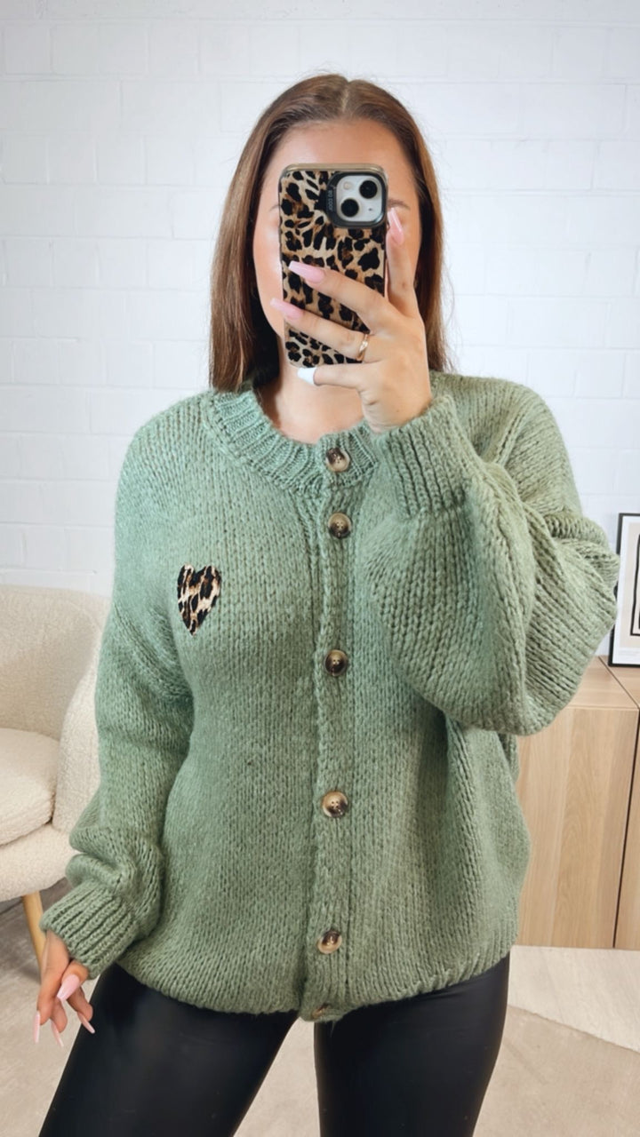 Strick Cardigan mit Leo Herz / khaki - salbei Art. 12530