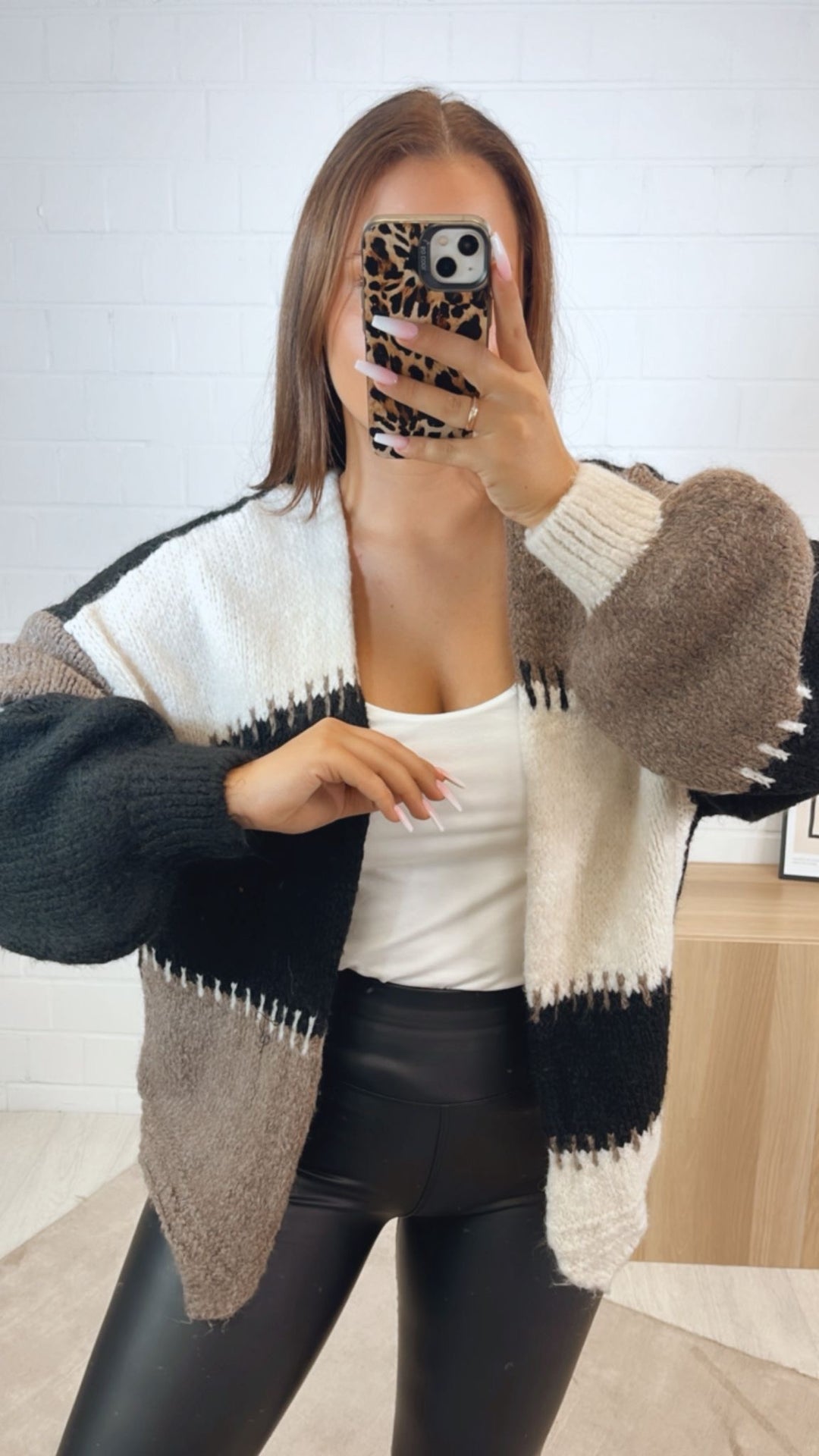 kurzer, mehrfarbiger Strick Cardigan / taupe - woll weiß- schwarz Art.122356