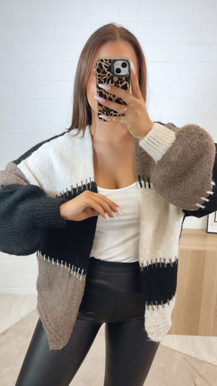 kurzer, mehrfarbiger Strick Cardigan / taupe - woll weiß- schwarz Art.122356