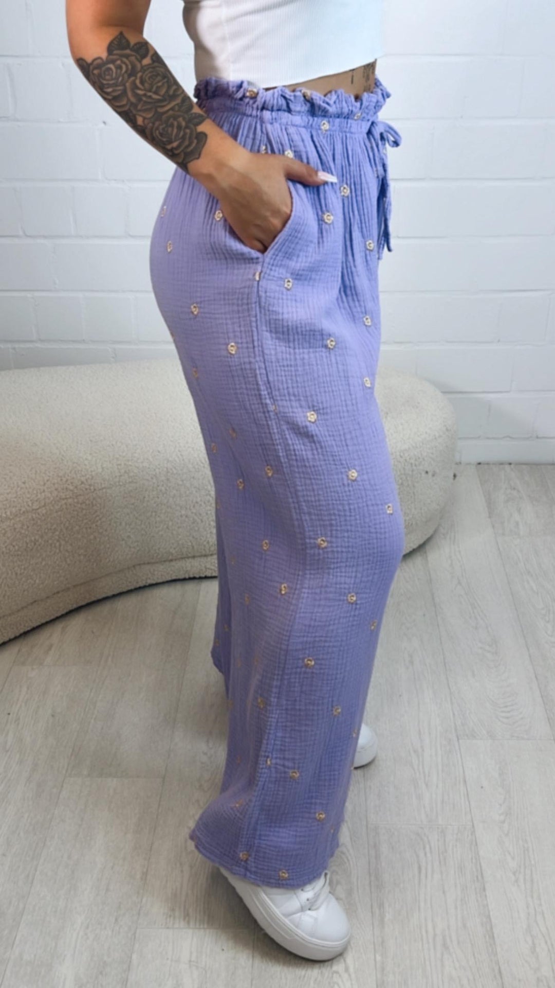 lockere, lange Musselin Hose, goldene Blumen / flieder - gold Art. 10559