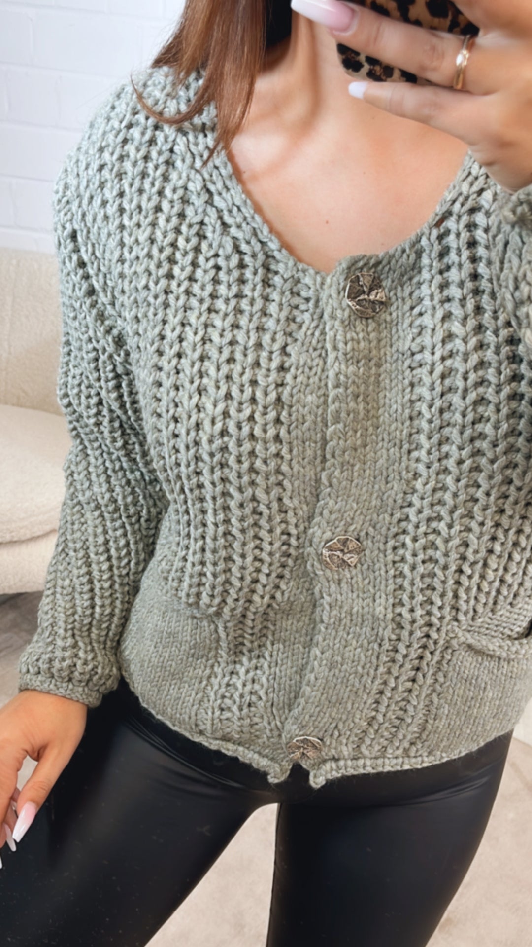 grober, kurzer Strick Cardigan, große Knöpfe, Taschen / salbei Art. 12449