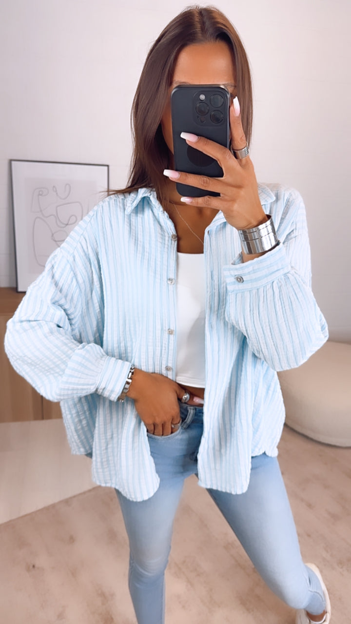 KURZE Oversize Musselin Bluse, breite Streifen / hell blau - weiss Art. 6516