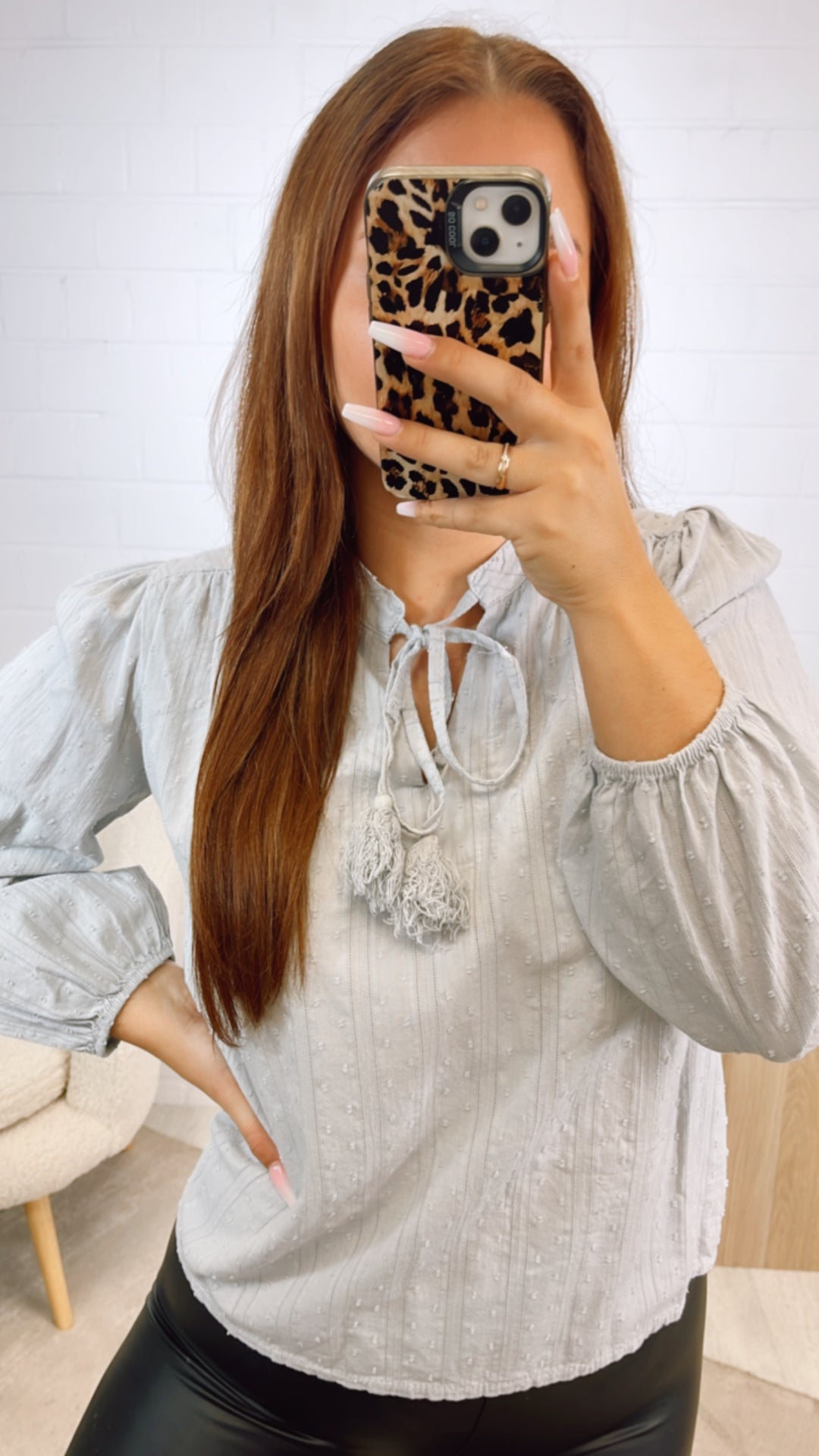 schmale, romantisch verspielte Bluse / hell grau Art. 12413