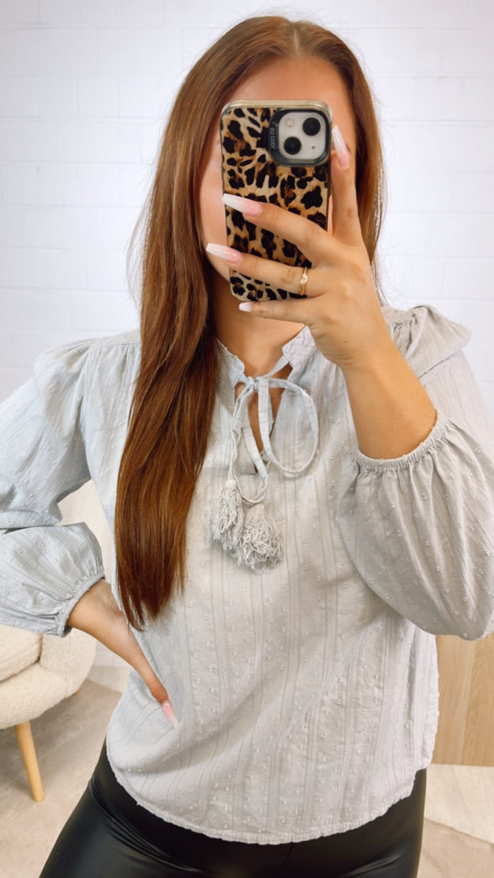 schmale, romantisch verspielte Bluse / hell grau Art. 12413