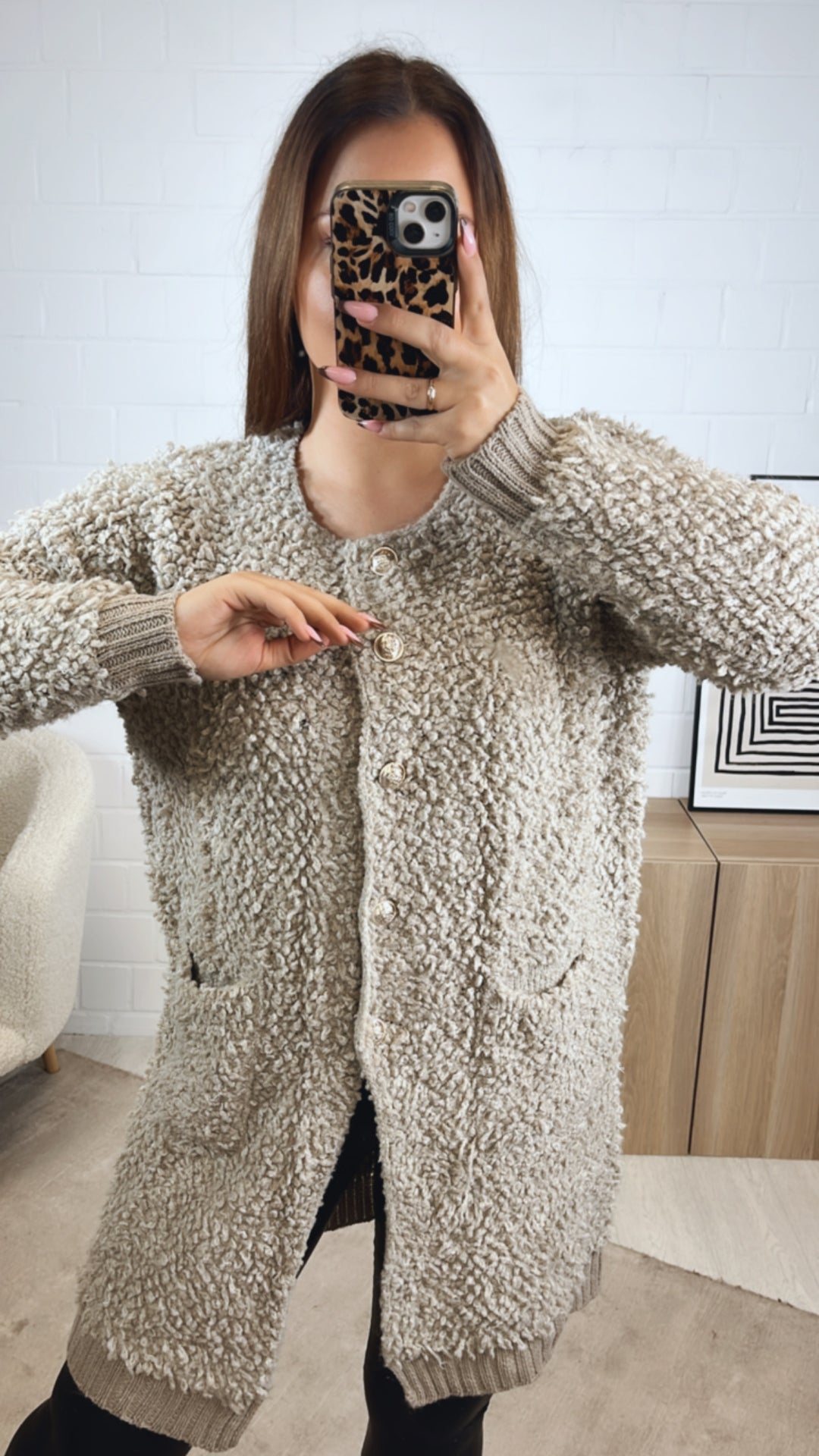 TEDDY langer Cardigan mit gold - silbernen Knöpfen, Taschen / beige Art. 12837