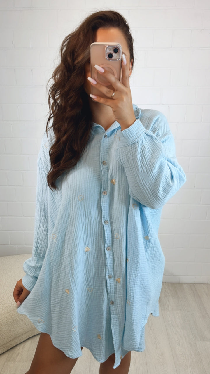 LANGE Oversize Musselin Bluse, goldene Herzen / hell blau - gold Art. 10546