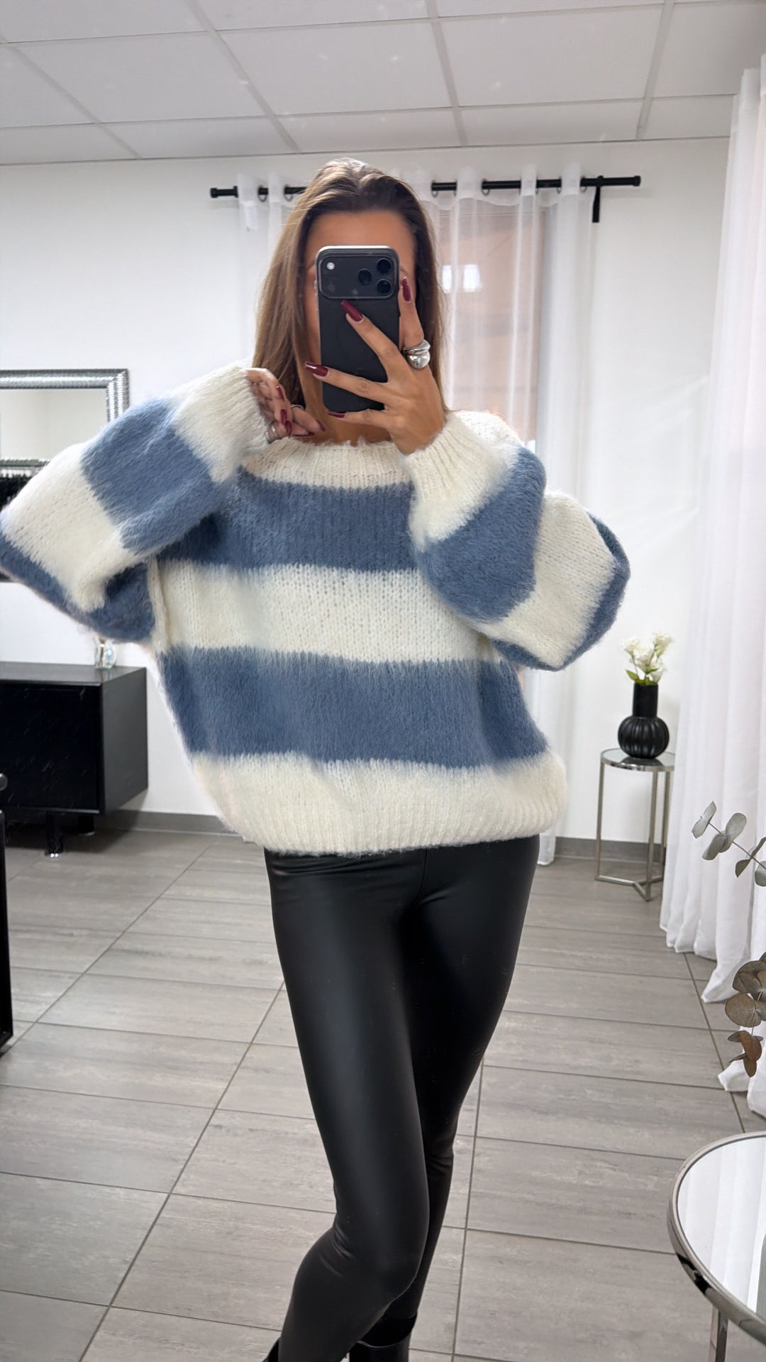 Flauschiger gestreifter Pullover mit abgesetztem Ausschnitt / creme - blau Art. 16693