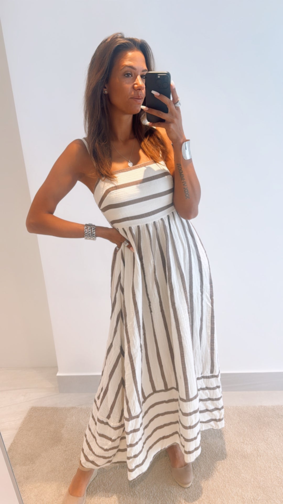RÜCKEN CUT - OUT (Maxi-) Musselin Kleid / creme - taupe Art. 10937