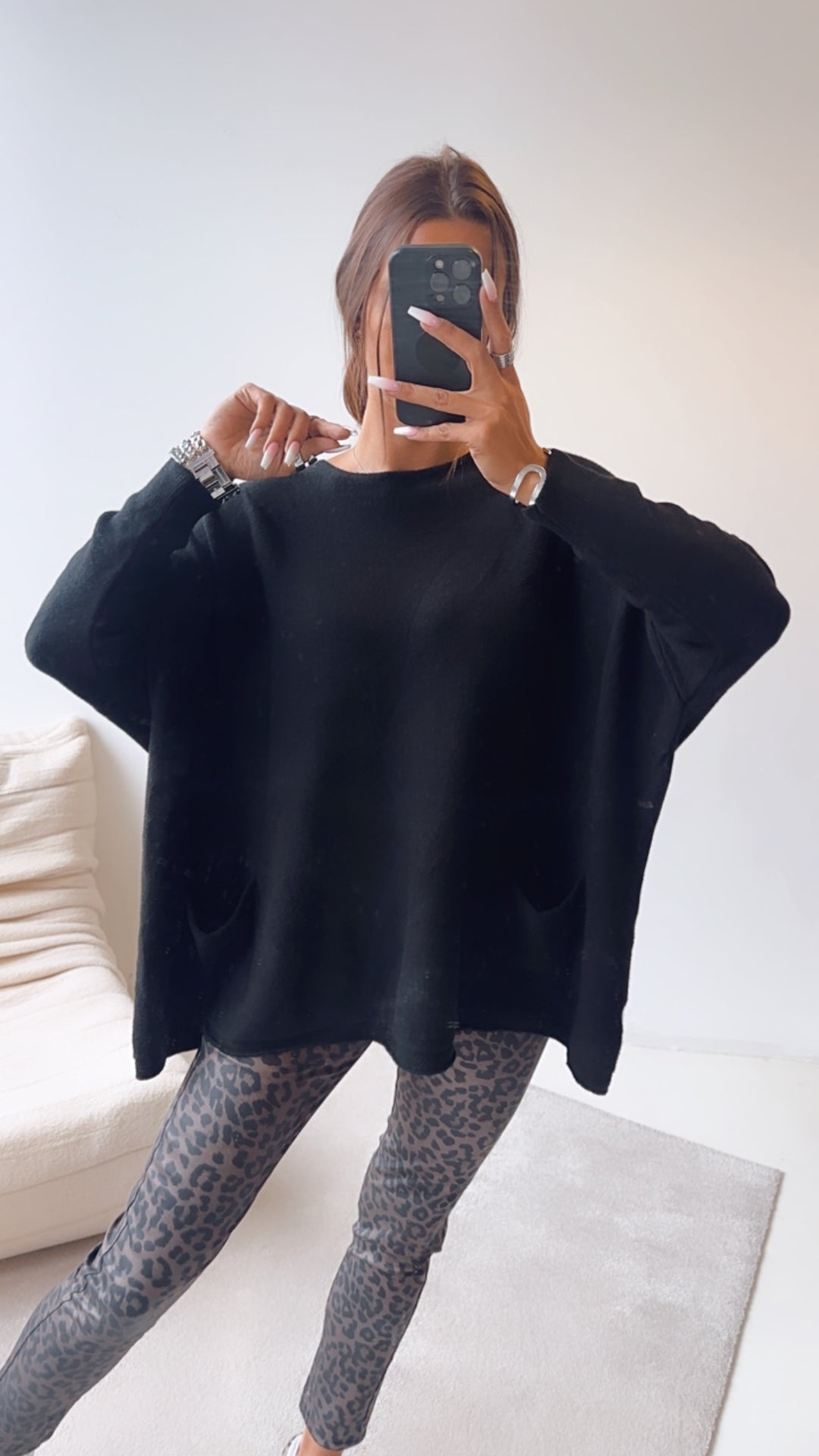 weicher Pullover mit Fledermausärmeln, Taschen / schwarz Art. 7730
