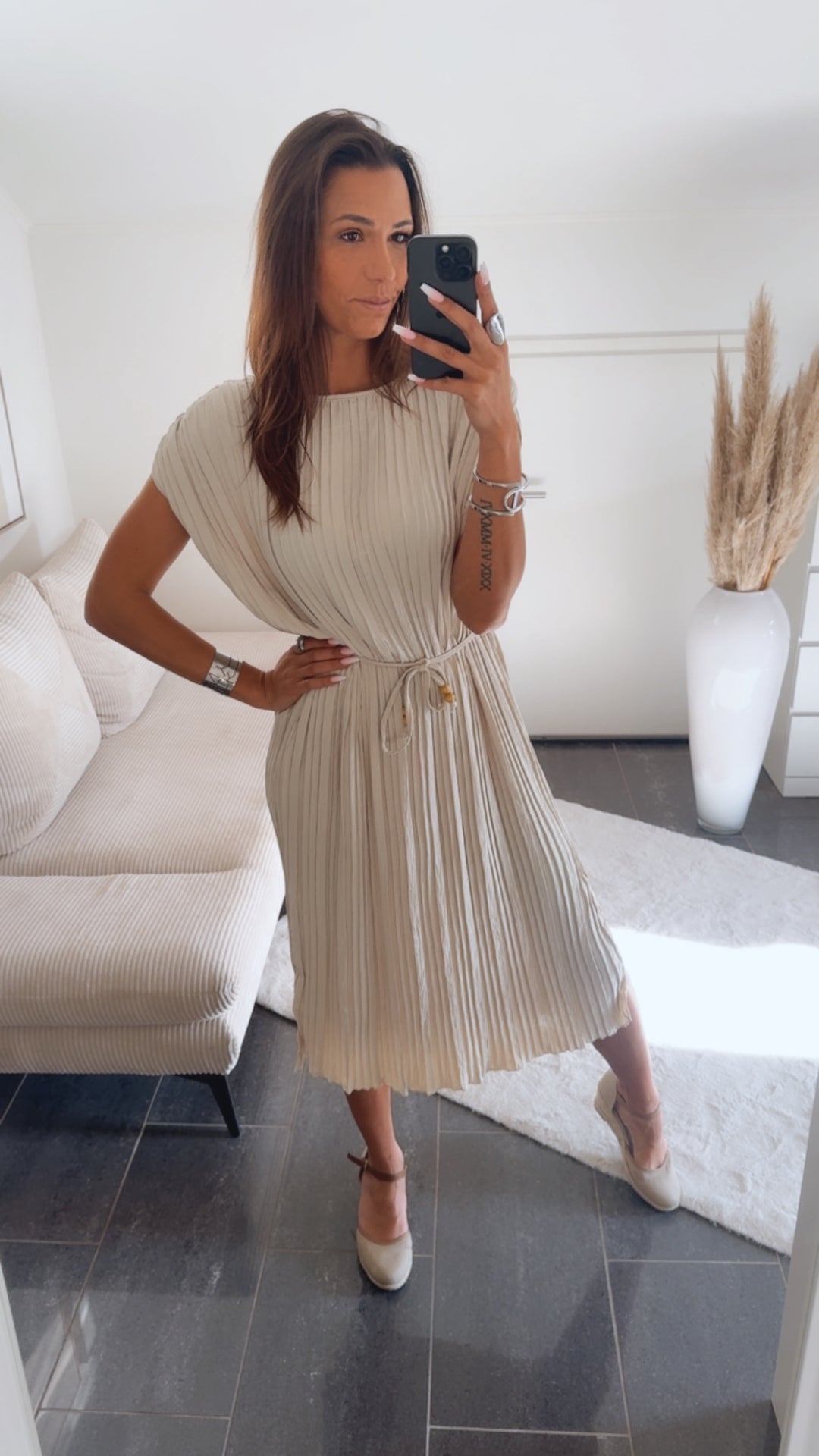 Plissiertes MIDI Kleid mit Bindegürtel / creme-beige Art.14785