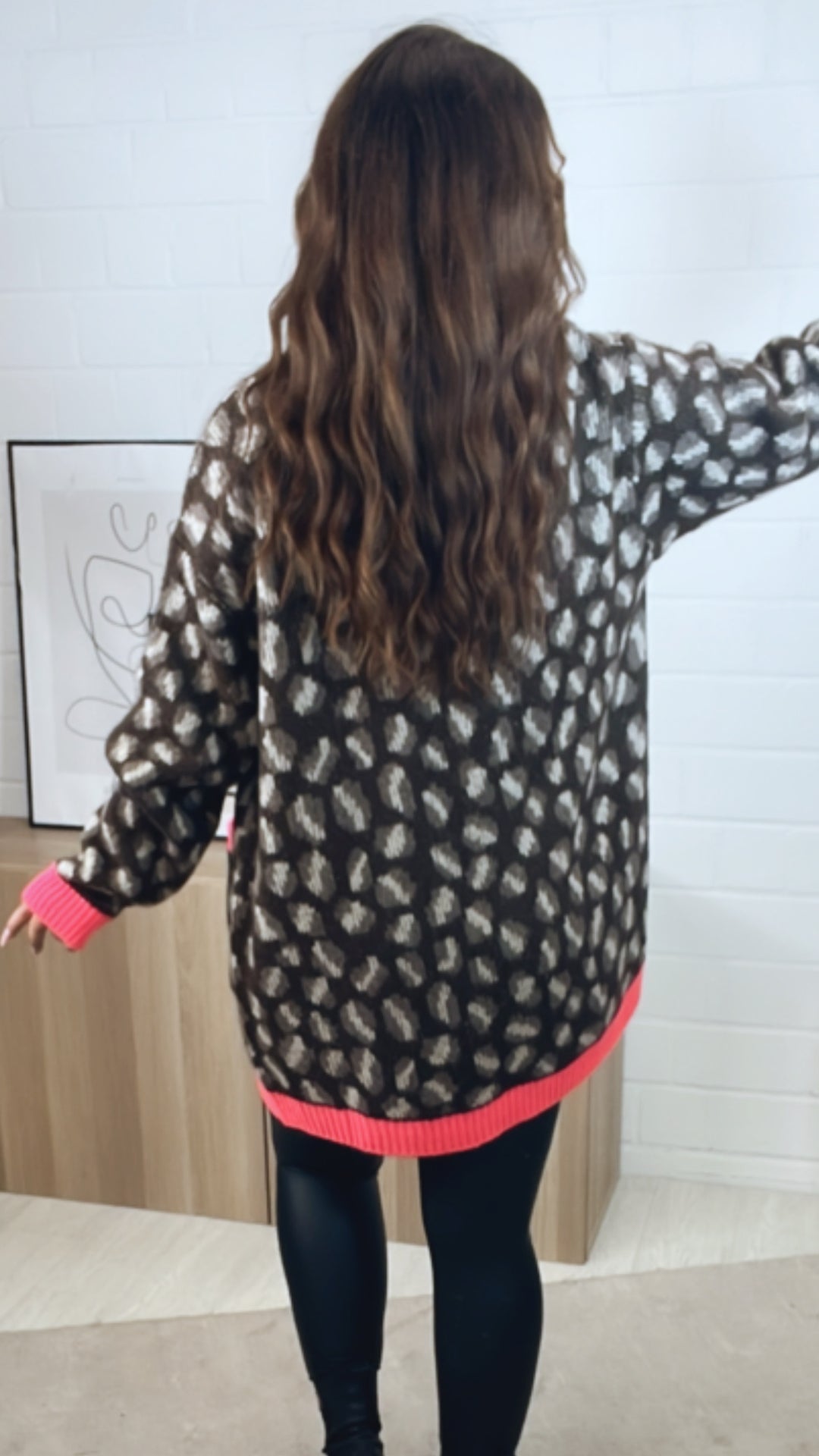LEO mittellang geschnittener Cardigan / dunkel braun - braun meliert - creme - neon pink Art. 12569