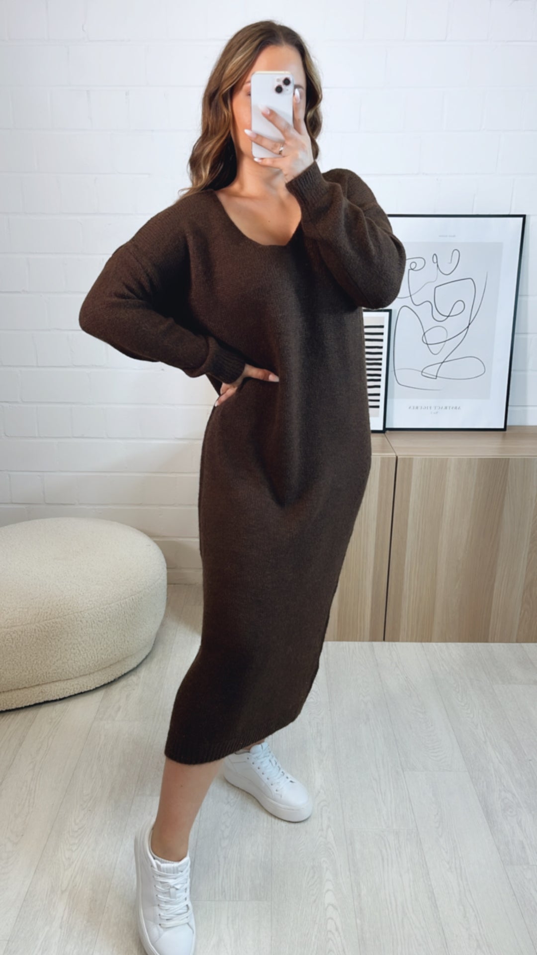 (Maxi -) Strick Kleid mit V-Ausschnitt, gradlinig geschnitten / braun Art. 7774