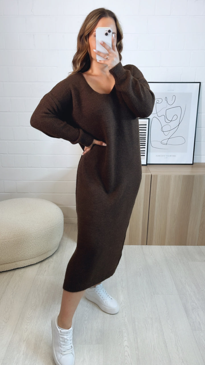 (Maxi -) Strick Kleid mit V-Ausschnitt, gradlinig geschnitten / braun Art. 7774