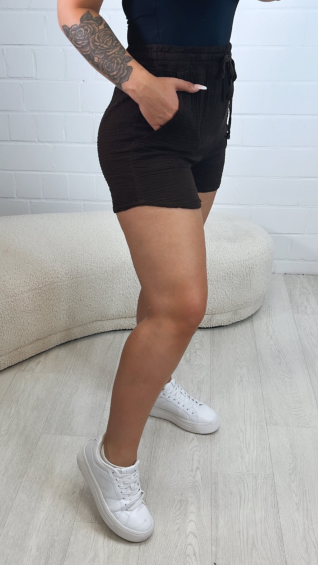 Musselin Shorts mit Taschen / dunkel braun Art. 10423