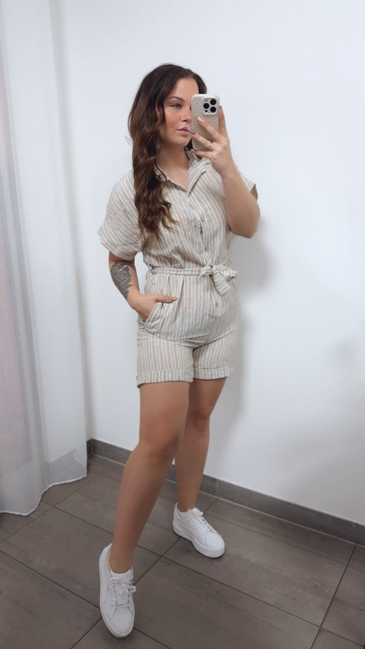 STREIFEN LEINEN Optik kurzer Jumpsuit zum schnüren, Knöpfe / beige - weiss Art. 14410